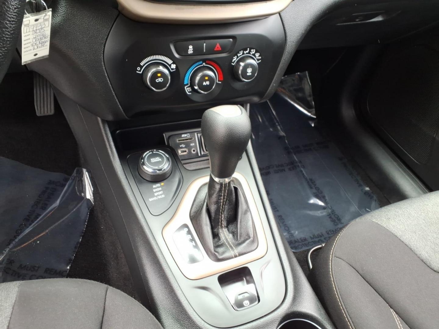 2015 White Jeep Cherokee Sport (1C4PJMAB6FW) with an 2.4L 4 Cylinder Sequential-Port F.I. engine, AT4X4 transmission, located at 50 Eastern Blvd., Essex, MD, 21221, (410) 686-3444, 39.304367, -76.484947- Photo#17