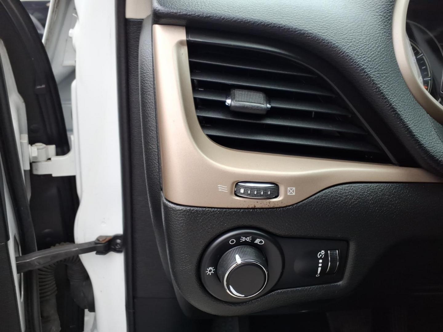 2015 White Jeep Cherokee Sport (1C4PJMAB6FW) with an 2.4L 4 Cylinder Sequential-Port F.I. engine, AT4X4 transmission, located at 50 Eastern Blvd., Essex, MD, 21221, (410) 686-3444, 39.304367, -76.484947- Photo#18