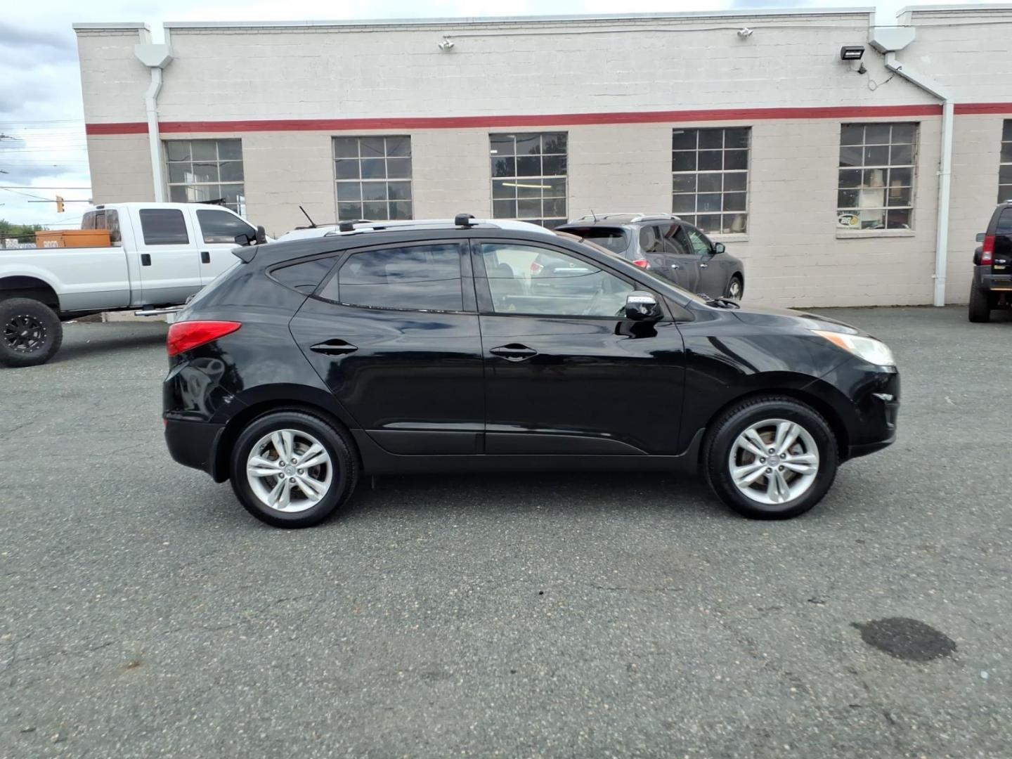 2012 Black Hyundai TUCSON GLS (KM8JUCAC5CU) with an 2.4L 4 Cylinder Sequential-Port F.I. engine, Automatic transmission, located at 50 Eastern Blvd., Essex, MD, 21221, (410) 686-3444, 39.304367, -76.484947- Photo#5