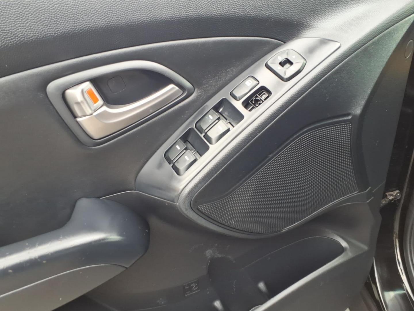 2012 Black Hyundai TUCSON GLS (KM8JUCAC5CU) with an 2.4L 4 Cylinder Sequential-Port F.I. engine, Automatic transmission, located at 50 Eastern Blvd., Essex, MD, 21221, (410) 686-3444, 39.304367, -76.484947- Photo#9