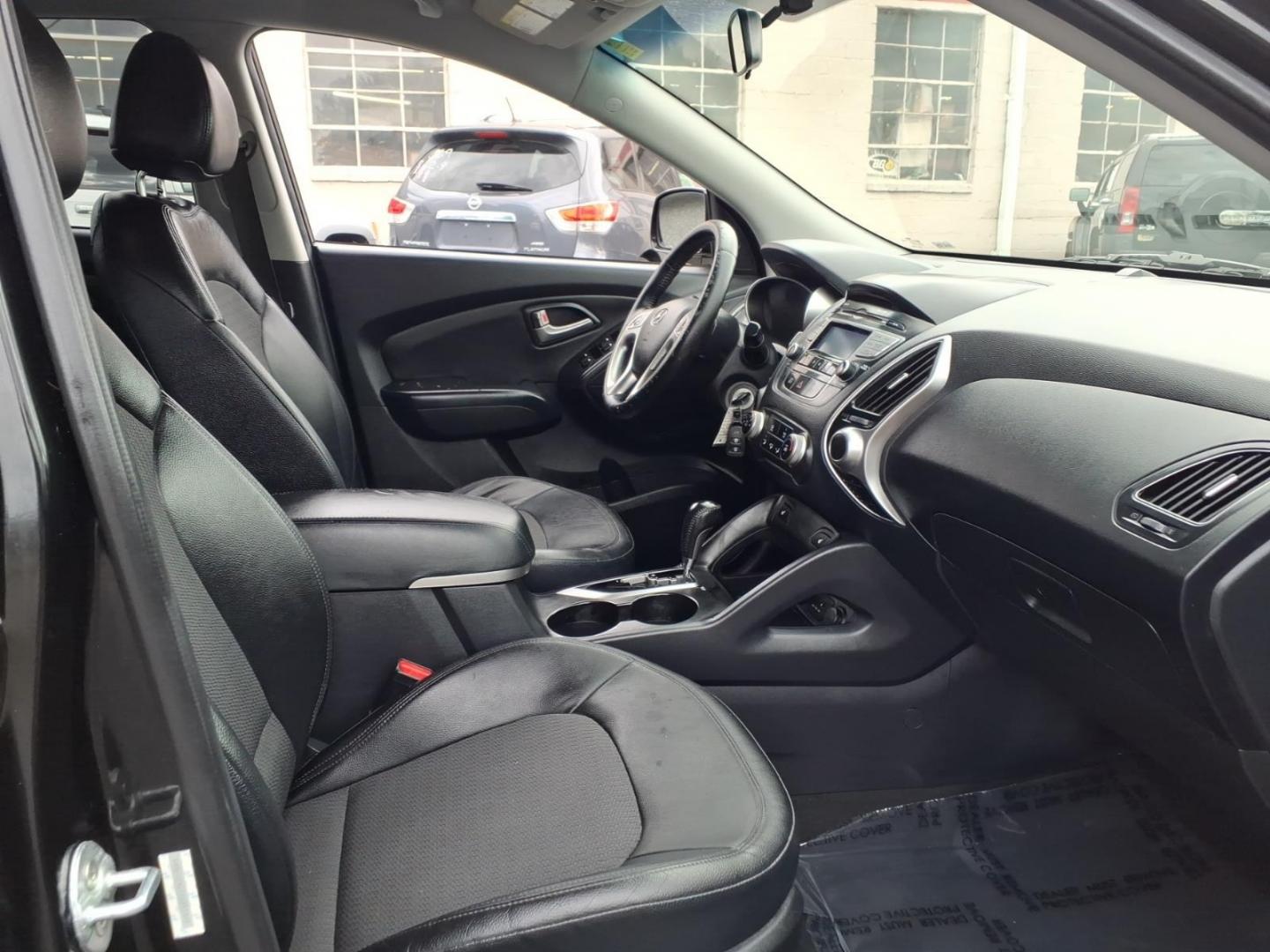 2012 Black Hyundai TUCSON GLS (KM8JUCAC5CU) with an 2.4L 4 Cylinder Sequential-Port F.I. engine, Automatic transmission, located at 50 Eastern Blvd., Essex, MD, 21221, (410) 686-3444, 39.304367, -76.484947- Photo#12