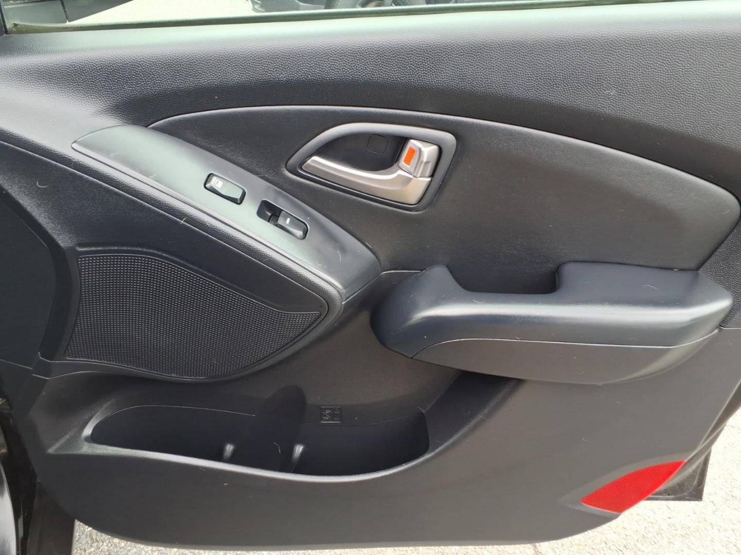 2012 Black Hyundai TUCSON GLS (KM8JUCAC5CU) with an 2.4L 4 Cylinder Sequential-Port F.I. engine, Automatic transmission, located at 50 Eastern Blvd., Essex, MD, 21221, (410) 686-3444, 39.304367, -76.484947- Photo#13