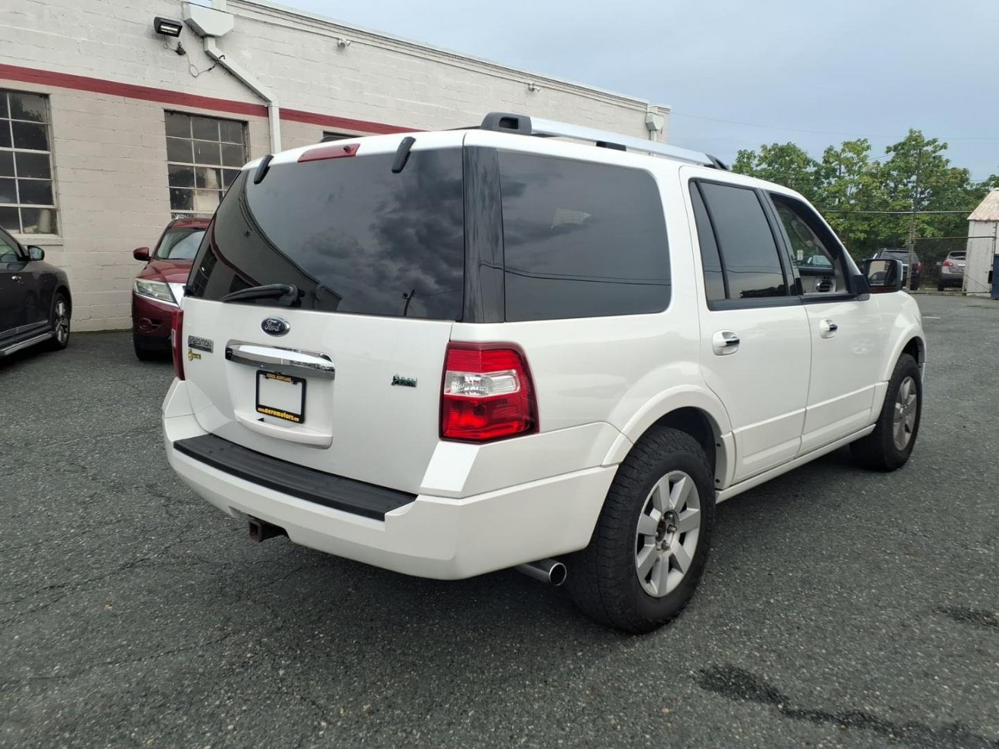 2010 White Ford Expedition Limited (1FMJU1K58AE) with an 5.4L 8 Cylinder Sequential-Port F.I. engine, V8AT transmission, located at 50 Eastern Blvd., Essex, MD, 21221, (410) 686-3444, 39.304367, -76.484947- Photo#4