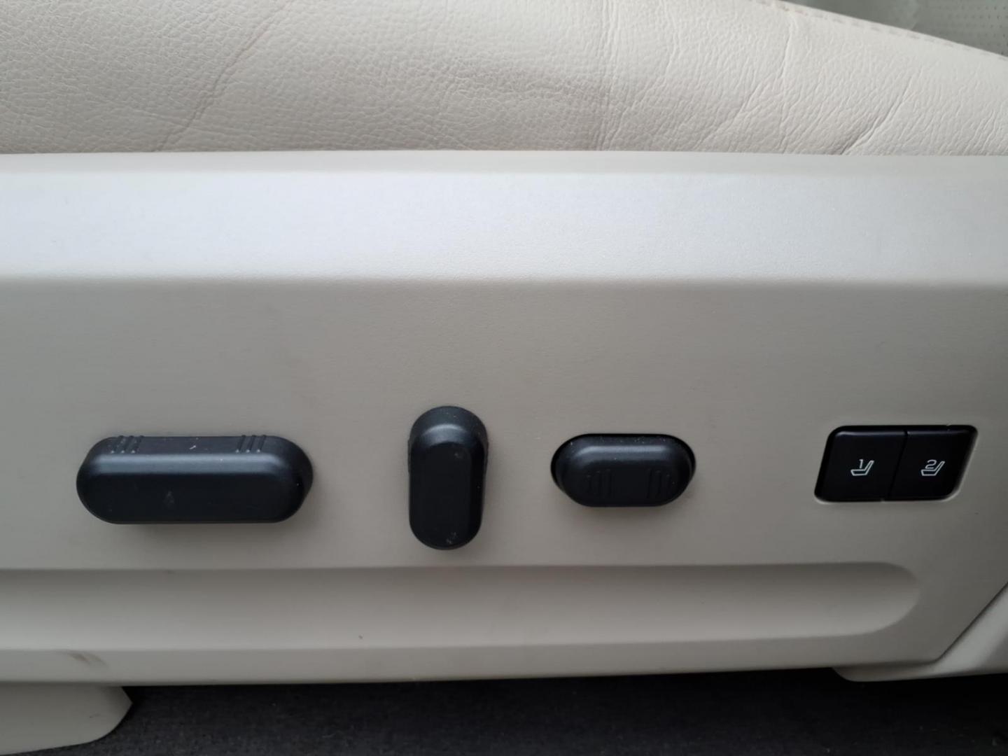 2010 White Ford Expedition Limited (1FMJU1K58AE) with an 5.4L 8 Cylinder Sequential-Port F.I. engine, V8AT transmission, located at 50 Eastern Blvd., Essex, MD, 21221, (410) 686-3444, 39.304367, -76.484947- Photo#18