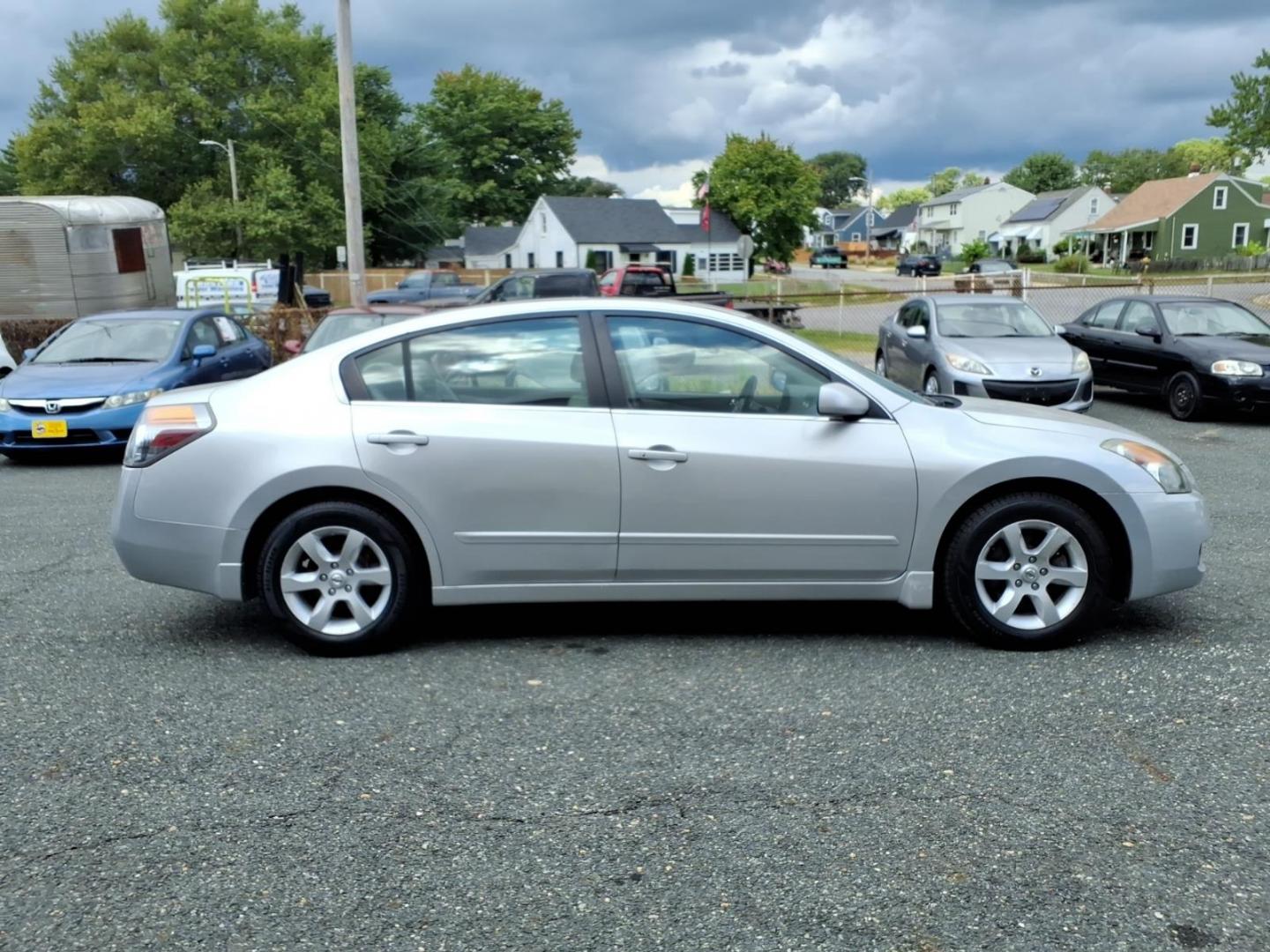 2009 Radiant Silver Nissan Altima 2.5 (1N4AL21E69C) with an 2.5L 2.5L I4 175hp 180ft. lbs. Sequential Fuel Injection engine, CVT transmission, located at 50 Eastern Blvd., Essex, MD, 21221, (410) 686-3444, 39.304367, -76.484947- Photo#5