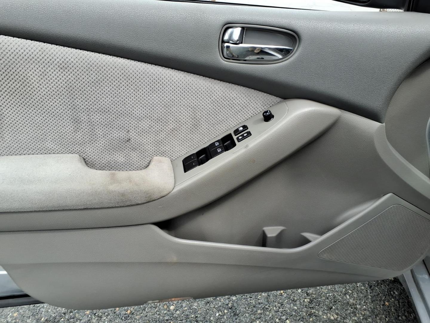 2009 Radiant Silver Nissan Altima 2.5 (1N4AL21E69C) with an 2.5L 2.5L I4 175hp 180ft. lbs. Sequential Fuel Injection engine, CVT transmission, located at 50 Eastern Blvd., Essex, MD, 21221, (410) 686-3444, 39.304367, -76.484947- Photo#10