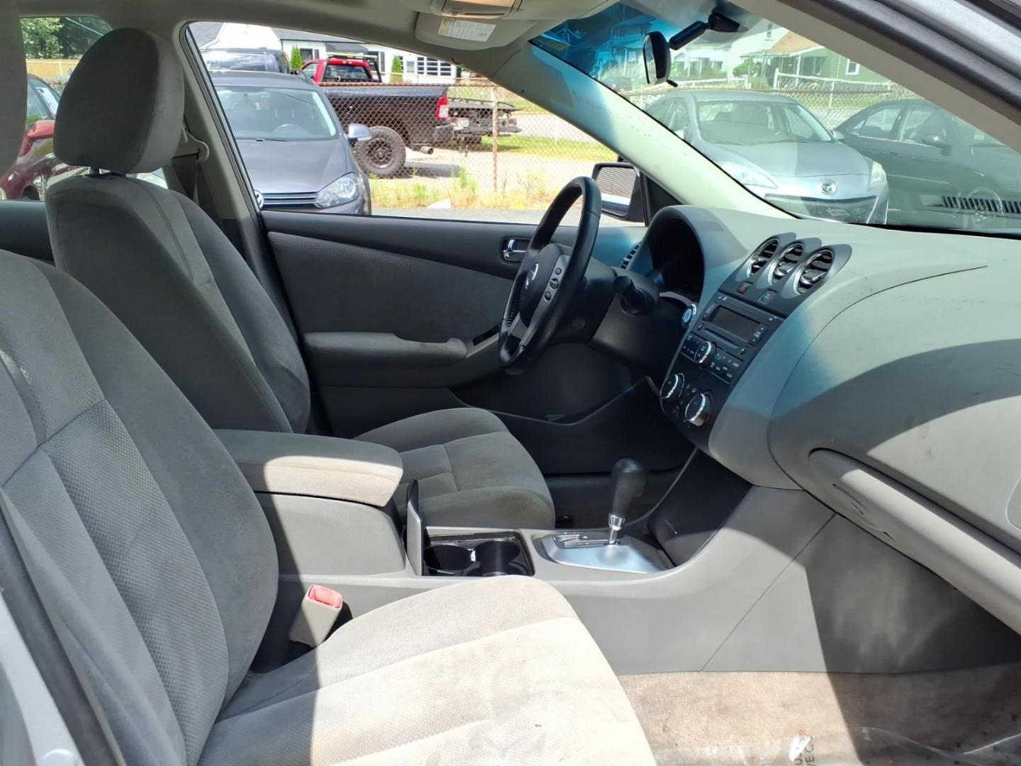 2009 Radiant Silver Nissan Altima 2.5 (1N4AL21E69C) with an 2.5L 2.5L I4 175hp 180ft. lbs. Sequential Fuel Injection engine, CVT transmission, located at 50 Eastern Blvd., Essex, MD, 21221, (410) 686-3444, 39.304367, -76.484947- Photo#13