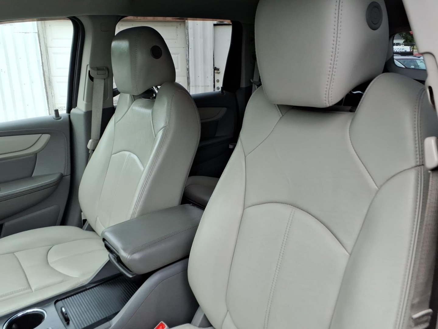 2017 Red Chevrolet Traverse LT (1GNKVHKD4HJ) with an 3.6L 6 Cylinder Fuel Injected engine, V6 transmission, located at 50 Eastern Blvd., Essex, MD, 21221, (410) 686-3444, 39.304367, -76.484947- Photo#9