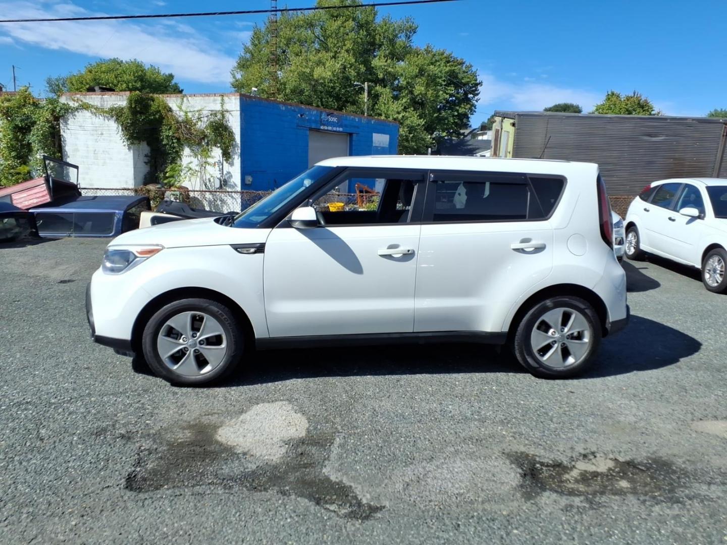2014 Clear White Kia Soul Base (KNDJN2A20E7) with an 1.6L 1.6L I4 130hp 118ft. lbs. Fuel Injected engine, 6-Speed Manual transmission, located at 50 Eastern Blvd., Essex, MD, 21221, (410) 686-3444, 39.304367, -76.484947- Photo#1