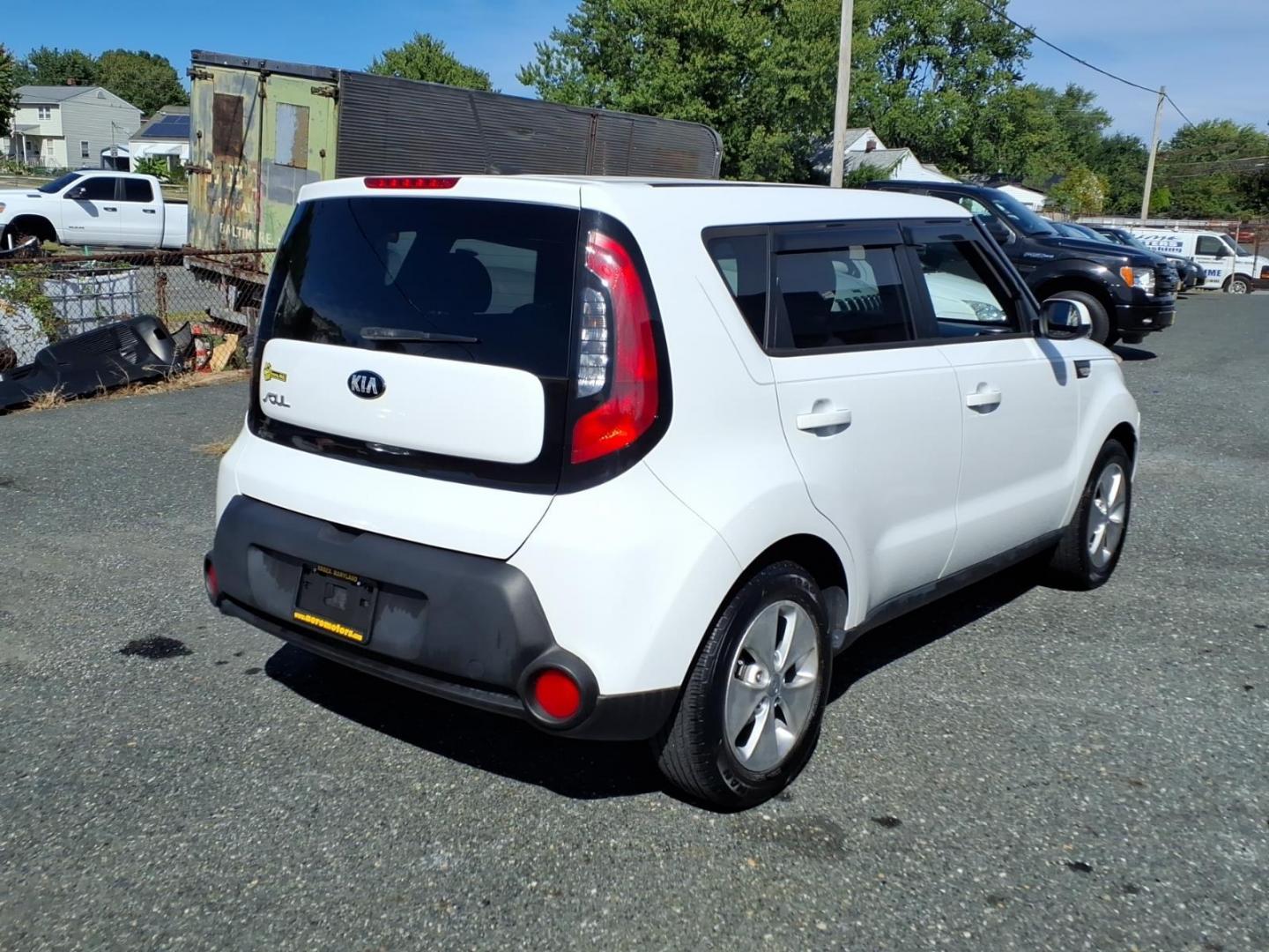 2014 Clear White Kia Soul Base (KNDJN2A20E7) with an 1.6L 1.6L I4 130hp 118ft. lbs. Fuel Injected engine, 6-Speed Manual transmission, located at 50 Eastern Blvd., Essex, MD, 21221, (410) 686-3444, 39.304367, -76.484947- Photo#4