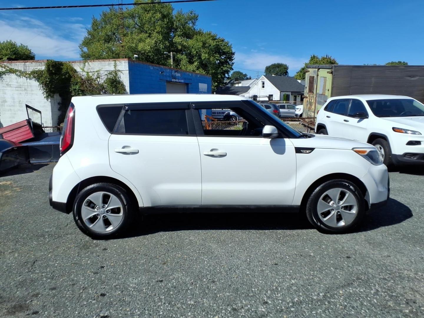 2014 Clear White Kia Soul Base (KNDJN2A20E7) with an 1.6L 1.6L I4 130hp 118ft. lbs. Fuel Injected engine, 6-Speed Manual transmission, located at 50 Eastern Blvd., Essex, MD, 21221, (410) 686-3444, 39.304367, -76.484947- Photo#5