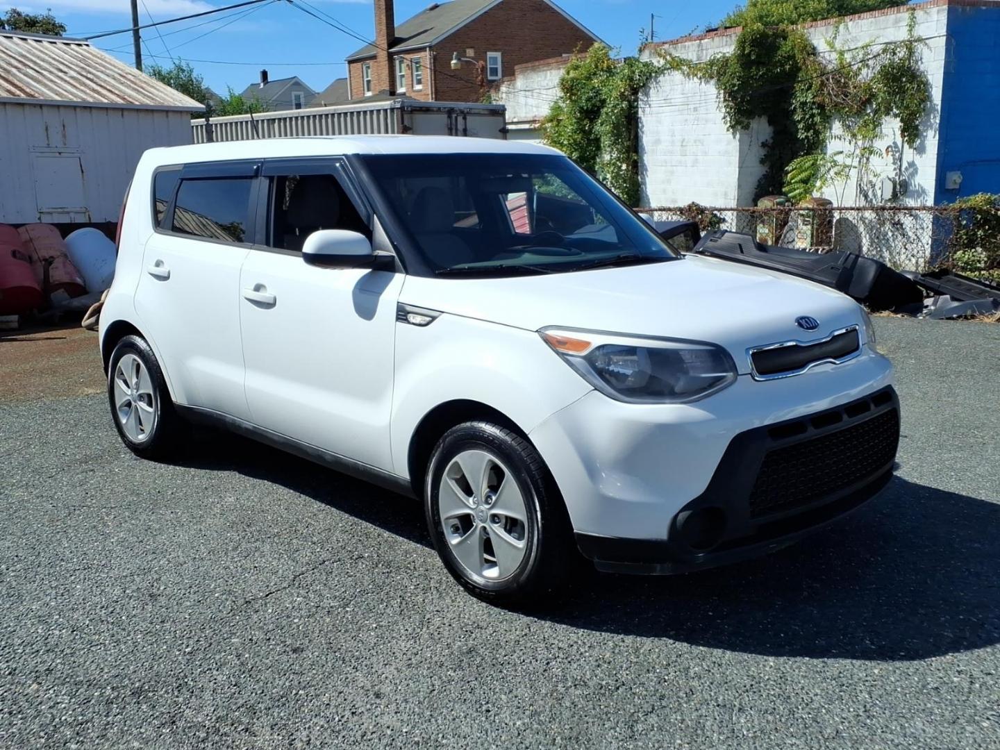 2014 Clear White Kia Soul Base (KNDJN2A20E7) with an 1.6L 1.6L I4 130hp 118ft. lbs. Fuel Injected engine, 6-Speed Manual transmission, located at 50 Eastern Blvd., Essex, MD, 21221, (410) 686-3444, 39.304367, -76.484947- Photo#6