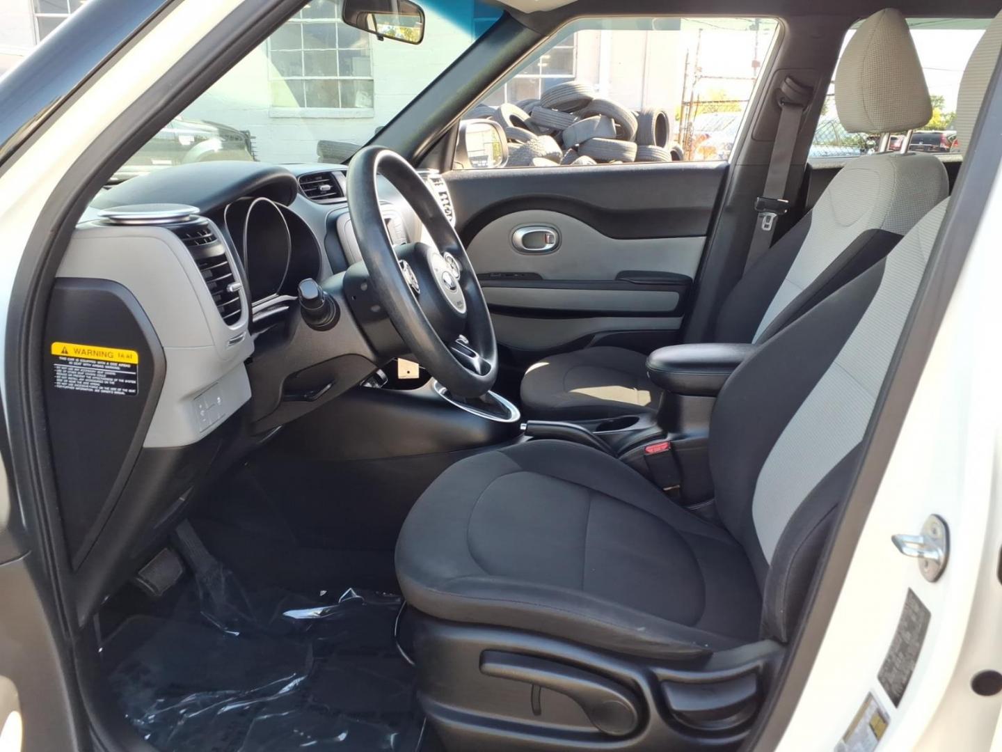 2014 Clear White Kia Soul Base (KNDJN2A20E7) with an 1.6L 1.6L I4 130hp 118ft. lbs. Fuel Injected engine, 6-Speed Manual transmission, located at 50 Eastern Blvd., Essex, MD, 21221, (410) 686-3444, 39.304367, -76.484947- Photo#7