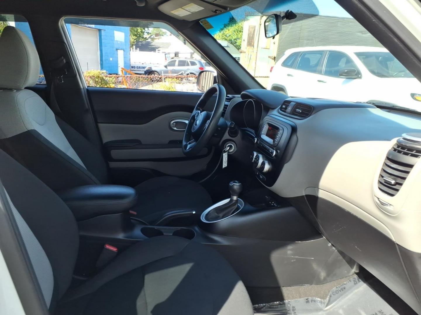 2014 Clear White Kia Soul Base (KNDJN2A20E7) with an 1.6L 1.6L I4 130hp 118ft. lbs. Fuel Injected engine, 6-Speed Manual transmission, located at 50 Eastern Blvd., Essex, MD, 21221, (410) 686-3444, 39.304367, -76.484947- Photo#14