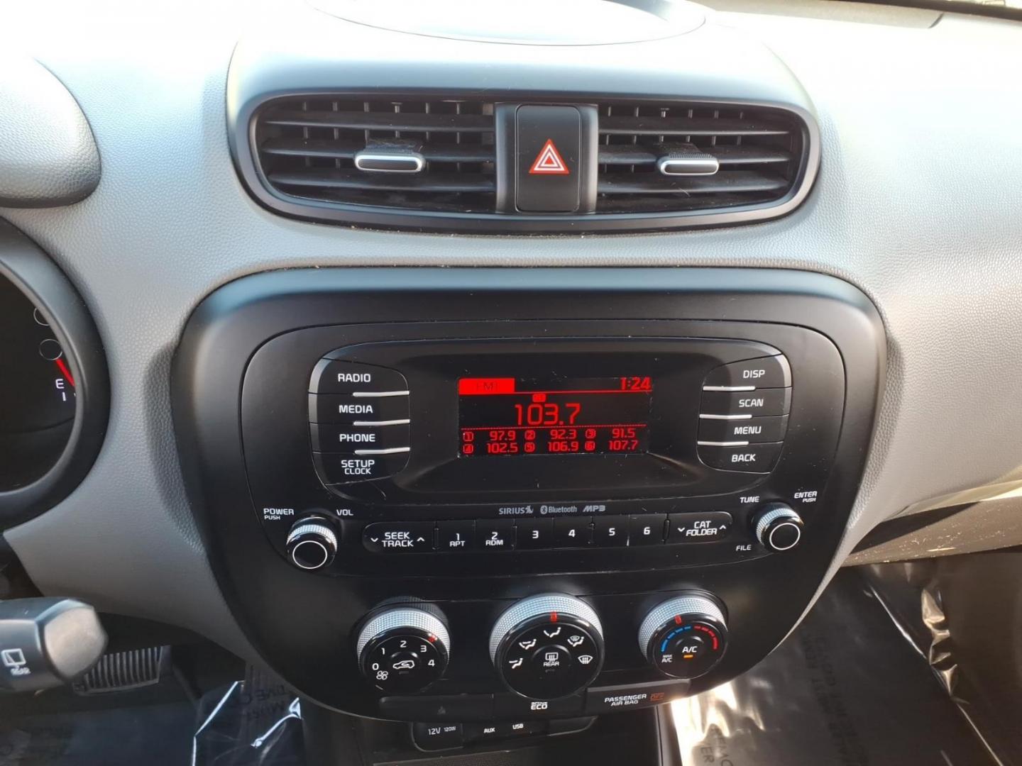 2014 Clear White Kia Soul Base (KNDJN2A20E7) with an 1.6L 1.6L I4 130hp 118ft. lbs. Fuel Injected engine, 6-Speed Manual transmission, located at 50 Eastern Blvd., Essex, MD, 21221, (410) 686-3444, 39.304367, -76.484947- Photo#17