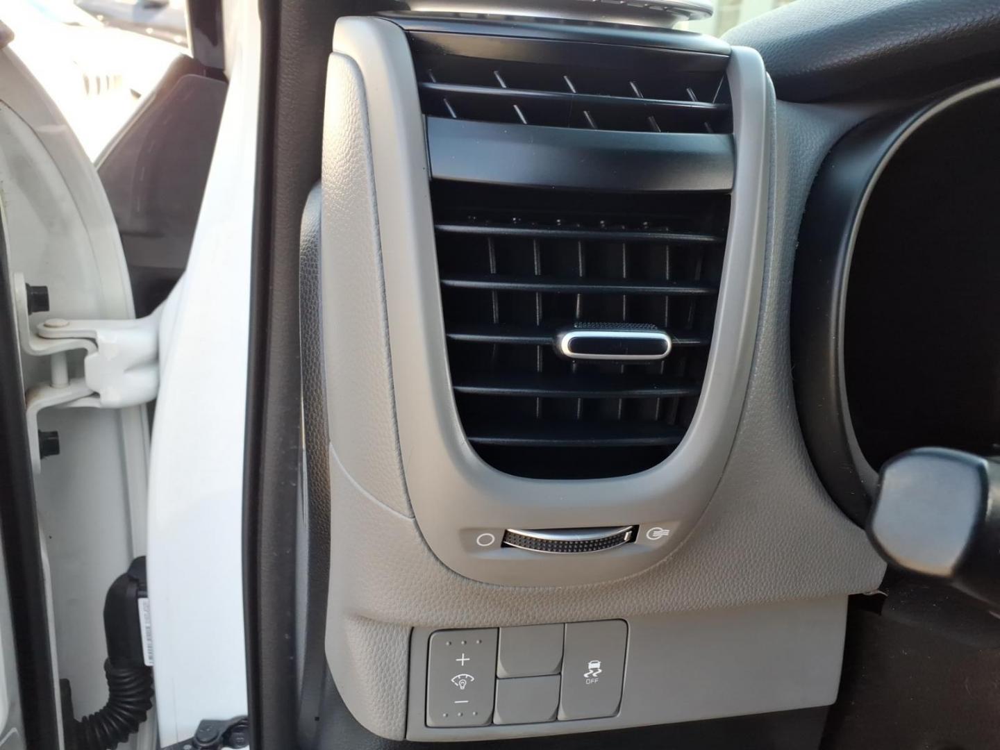 2014 Clear White Kia Soul Base (KNDJN2A20E7) with an 1.6L 1.6L I4 130hp 118ft. lbs. Fuel Injected engine, 6-Speed Manual transmission, located at 50 Eastern Blvd., Essex, MD, 21221, (410) 686-3444, 39.304367, -76.484947- Photo#19