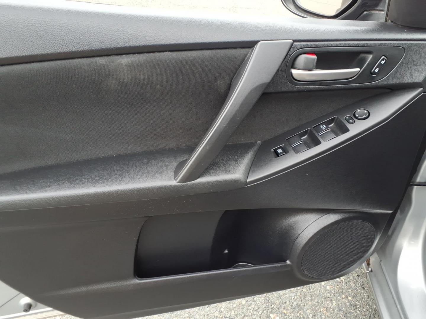 2013 Liquid Silver Metallic Mazda Mazda3 i SV (JM1BL1TF1D1) with an 2.0L 4 Cylinder Fuel Injected engine, Automatic transmission, located at 50 Eastern Blvd., Essex, MD, 21221, (410) 686-3444, 39.304367, -76.484947- Photo#9